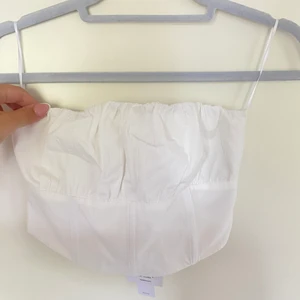 Vit topp  - Säljer denna superfina korsett topp från zalando som tyvärr inte satt som jag ville!  Aldrig använt