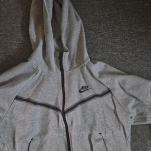 Nike tech fleece  - jätte fin storlek L och den är inte så stor som man tänkte. Alla kan typ ha den, intresse? Kom dm, och då löser vi det