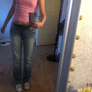 Lågmidjade Jeans  - Ett par lågmidjade Jeans som är för stora för mig i midian dom är utsvängda om den passar på än köpaaren tar frakten.priset kan diskuteras 
