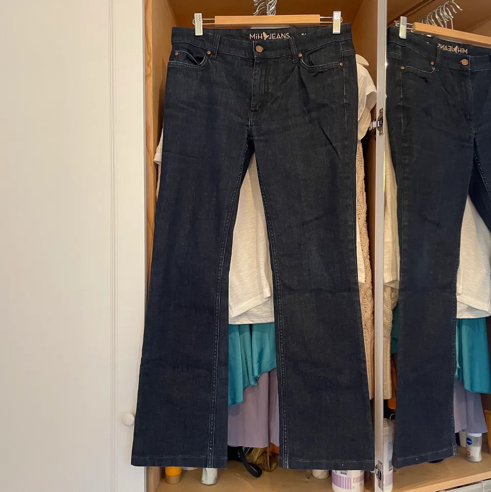 Ett par snygga straight fit jeans som jag säljer för att de tyvärr är lite för korta på mig💗 Washen på byxorna är otroligt snygg och de sitter mid waisted💗. Jeans & Byxor.