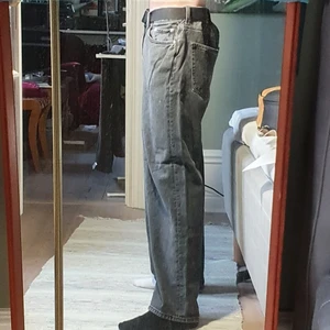 Weekdayjeans, galaxy - Weekdayjeans i grå/svart färg. Baggy i paasformen