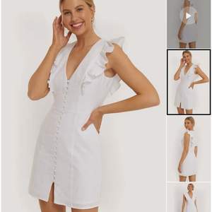 Jättefin vit klänning i strl 34 från NAKD. Aldrig använd, köpt för 500 kr. 