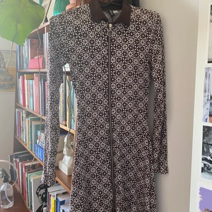 Blommig miniklänning  - Blommig miniklänning i sextiotalsstil från H&M Divided. Stretchigt tyg. Knappt använd å i bra skick!