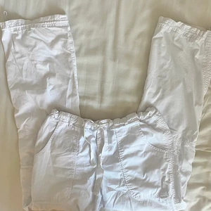 Linne byxor💗 - Säljer då dom inte används💗 jag är 177 och funkar i längden, dom har resår vid vristen! MID: runt 45x2 men går o knyta INRB: 80cm