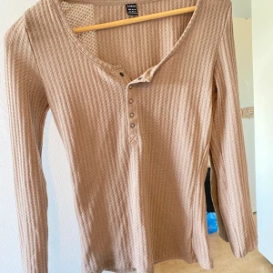 Tight tröja med knappar - Tight topp med knappar, 2010 vibes, super snygg och sitter bra på, sitter som en s, ribbad och formar bra