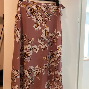 Maxikjol - Lång kjol, gammelrosa med stora blommor. Justerbar midja med knytning. Jag är 170cm och den går till anklarna. Strl L