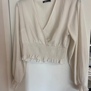 Blus Storlek 40 - Vit blus från Gina tircot. Storlek 40. Frakt ingår! 