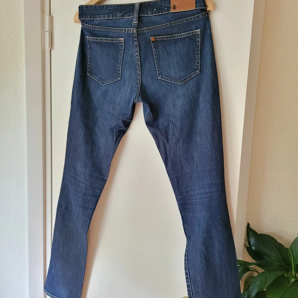 Snygga inslitna jeans 28