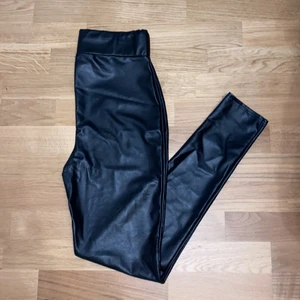 Byxor i fejk läder - Byxor i faux leather från Nelly. Svarta. Strl M. Aldrig använda.