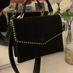 Väska - En mattsvart handväska med två olika hängband, ena för bara handen och andra för axeln. Axelbandet går att ta av! Köparen står för frakten! Hör av er för mer info🙏🏼