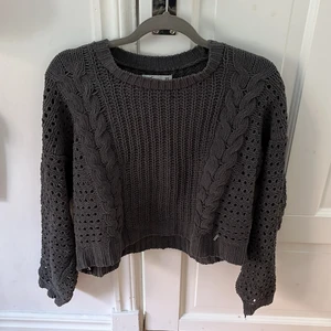 Stickad tröja från hollister 💓 - Säljer denna fina stickade tröja från Hollister. Tröjan är grå och i storlek XS 💓