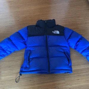 En blå North face jacka  - Jag säljer en av mina favorit jackor för att den har blivit lite för kort. Jag har inte hunnit använda den eftersom det är varmt ute. Den är alltså i helt nytt skick❤️. Jag köpte den 3000kr och därför väljer jag att sälja den för 1800. Grattis frakt!❤️. 