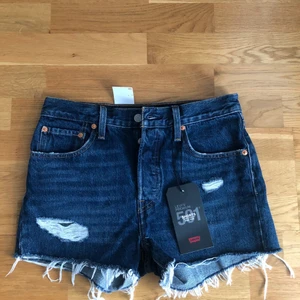 NY! Levi’s shorts - 26 tum som jag skulle säga är en S. Aldrig använd, alla lappar kvar!! Nypris: 549kr