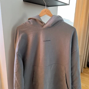 ACNE STUDIOS HOODIE  - Plagget är välvårdat och använt fåtal gånger i och med att de är inköpt nu innan sommaren. Passar dig som har M/L  Nypris: 3600kr