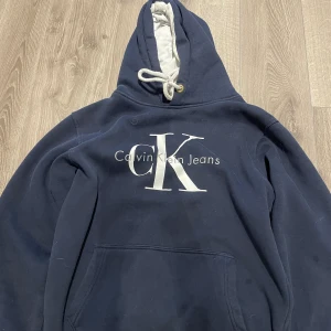 Calvin Klein hoodie  - Säljer då den inte passar mig längre och aldrig används. Storlek XS. 