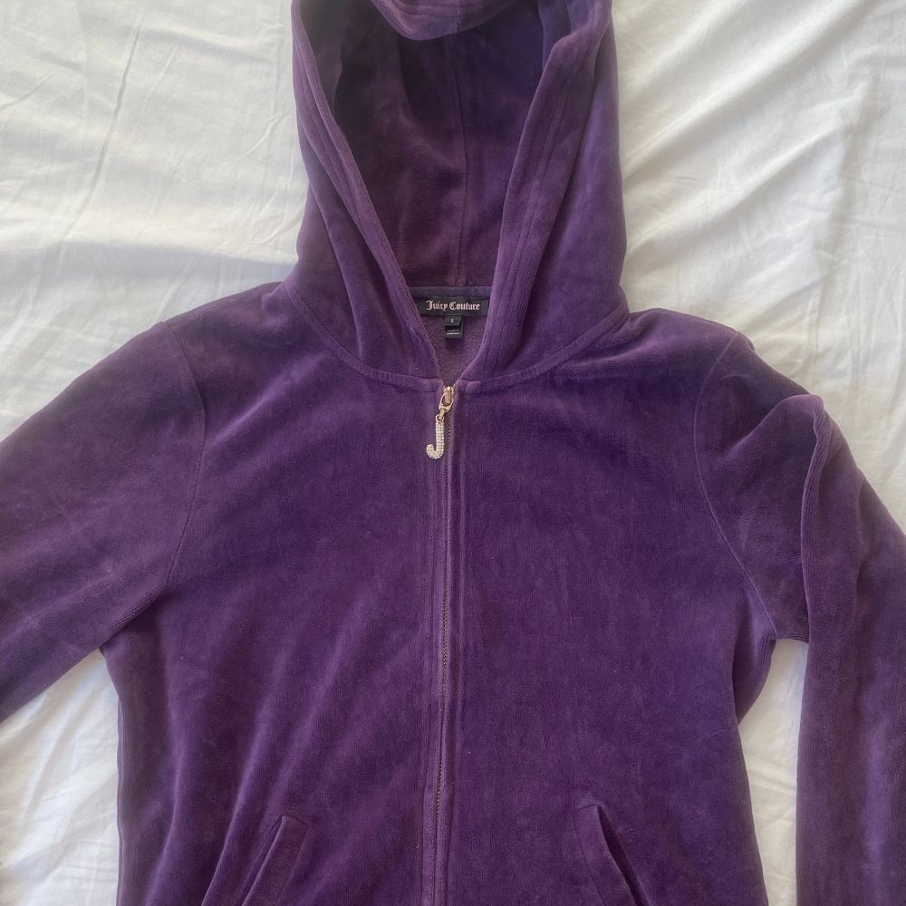 AS SNYGG juicy kofta från 2000-talet. har bedazzled dragkedja, inget tryck där bak. strl L men passar mig som har vanligtvis s/xs har ett hål i ena fickan som jag sytt upp. Huvtröjor & Träningströjor.