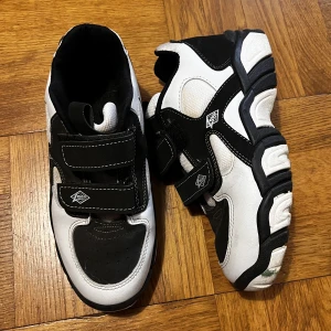 Sneakers - Ett par svartvita sneakers med kardborreband! Tycker verkligen dem är jättefina men köpte dem secondhand och tyvärr passar de inte mig med strl 38. Rekommenderar för någon med strl 36/37! 💌