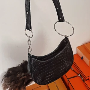 Väska - Svart läder väska som passar till ALLT i nyskick! Köparen står för frakt