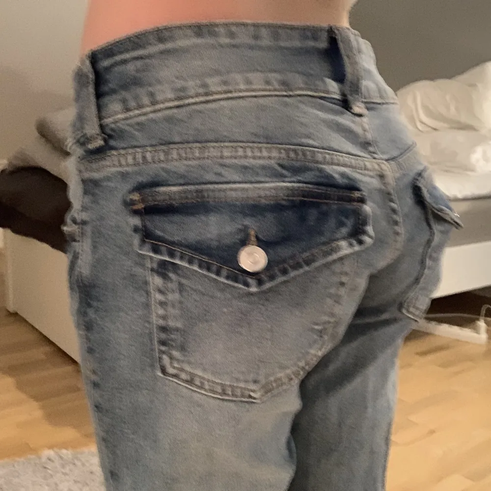 Säljer dessa midrise/low waist jeans från hm med fickor. Jag säljer dom på grund av att dom är för långa för mig och jag har inte hittat användning för dem😊. Jag har Max använt dom 1-2 gånger. Pris kan diskuteras och kunden står för frakten❤️. Jeans & Byxor.