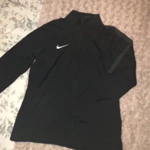 Nike träningströja - Nike sweatshirt som är i träningsmaterial. Storlek L men liten i storleken så sitter typ som M . Inga fel.
