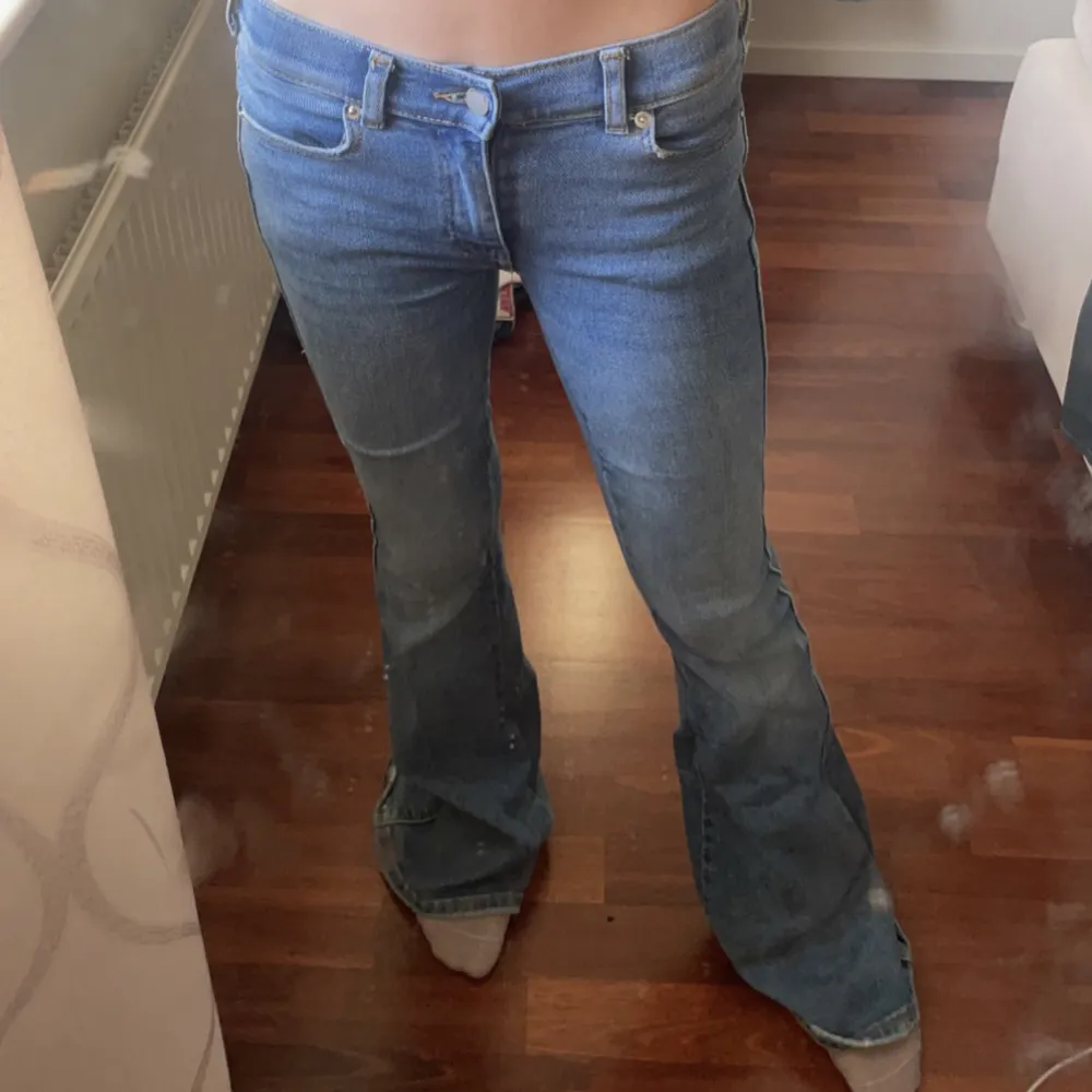 Skit snygga lågmidjade bootcut jeans från dr.denim som är ljusblåa, storlek 32, kom privat för fler frågor eller så. Säljer de så de är väldigt långa på mig Midjemått-32cm (väldigt strechiga) Innerben-81cm Har sytt in de själv. Jeans & Byxor.