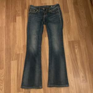Lågmidjade bootcut miss me jeans som ger effekten av större/bredare rumpa. Säljer då pga dem blivit för små för mig💞