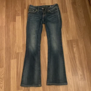 Miss Me jeans - Lågmidjade bootcut miss me jeans som ger effekten av större/bredare rumpa. Säljer då pga dem blivit för små för mig💞