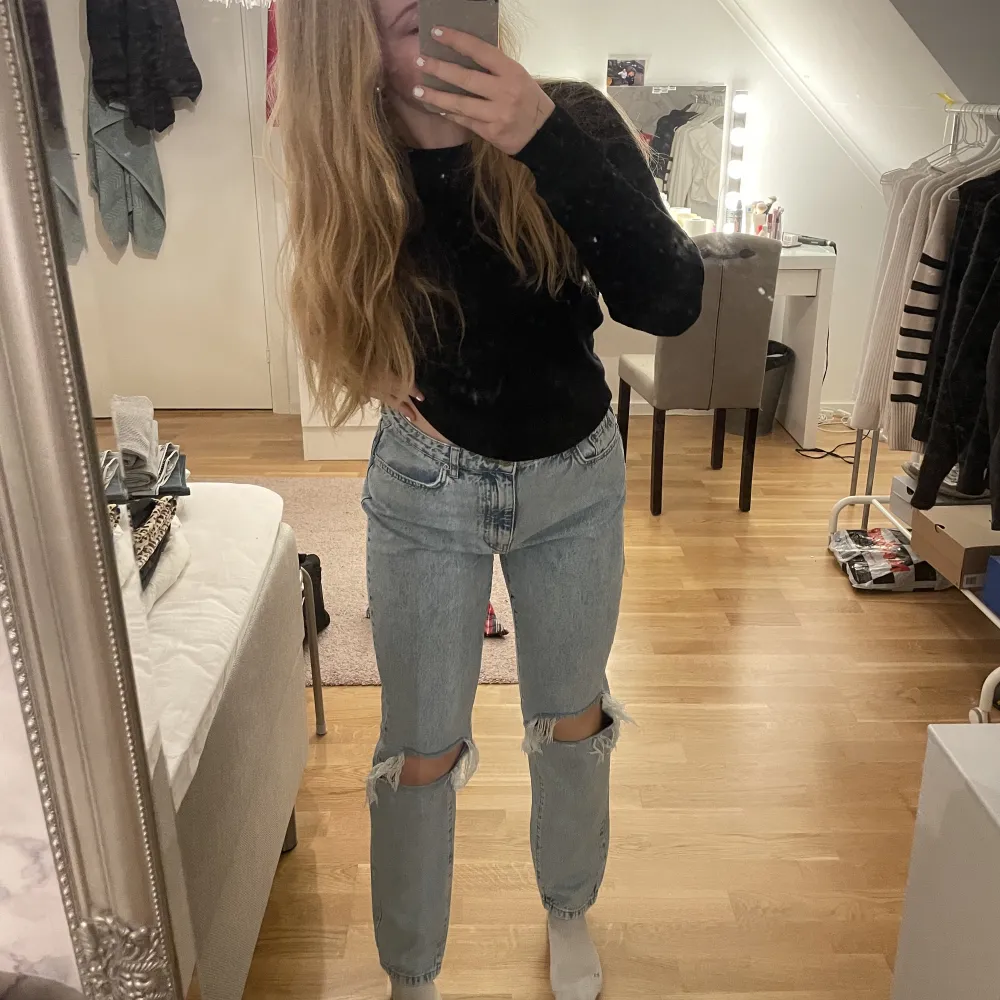 Säljer dessa fina jeans från Gina Tricot, perfekta inför våren💓jag är 162. Hör av er vid intresse eller mer info. Köparen står för frakten💓. Jeans & Byxor.