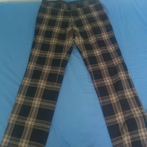 Kostymbyxa  - Kostymbyxa av märket Tiger of Sweden.  Strl 50. Finns att hämta i Göteborg. 