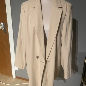 Kavaj - Längd 82cm Bredd: 53-62 cm En liten fläck på sig  Använd 2 gånger 