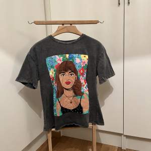 T-shirt från Zara 🖤  Storlek : Medium  Pris : 100,- 