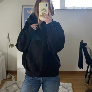 Svart hoodie - Svart oversized hoodie från Weekday i bra skick💕💕Passar till allt!