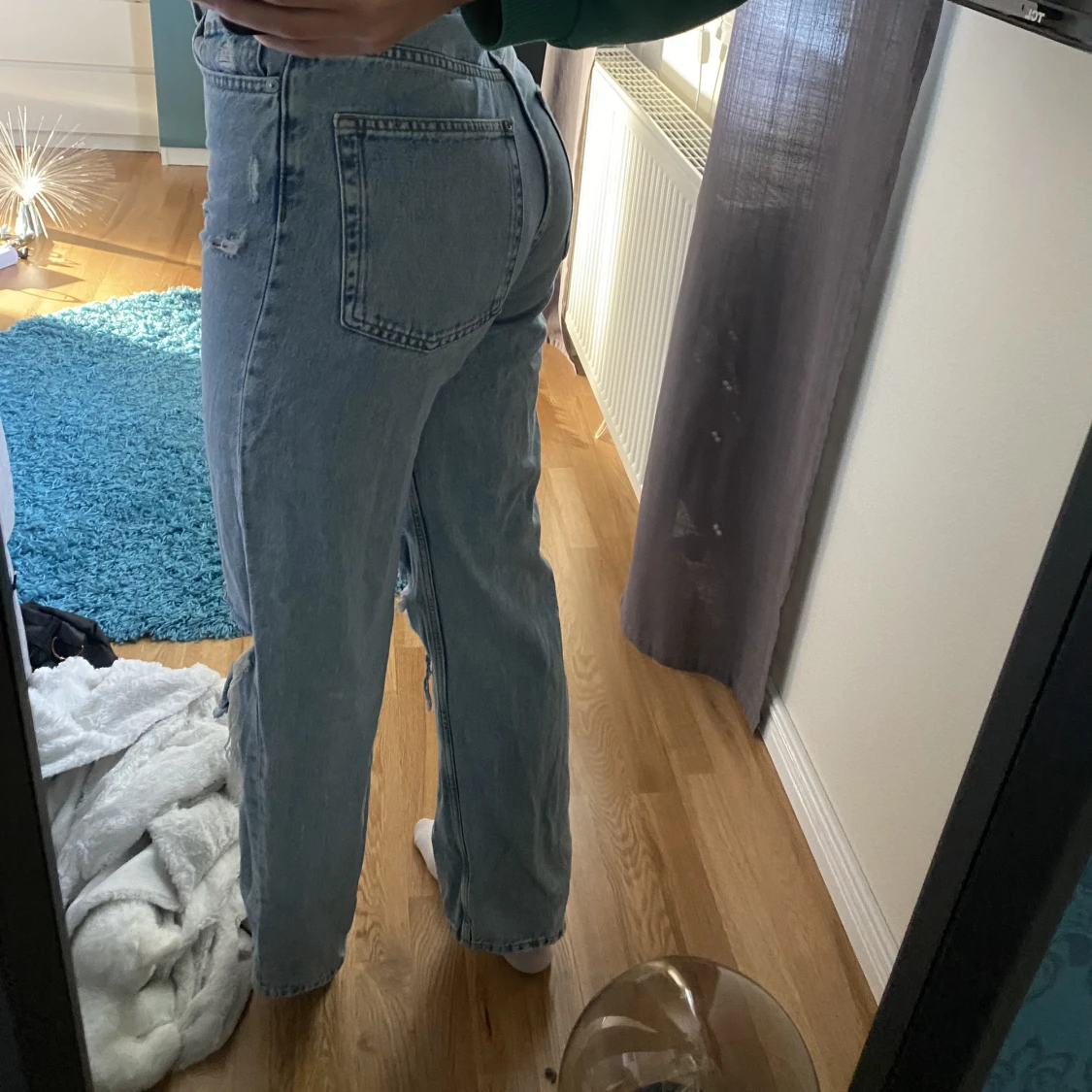Högmidjade jeans med hål på knäna  - 90