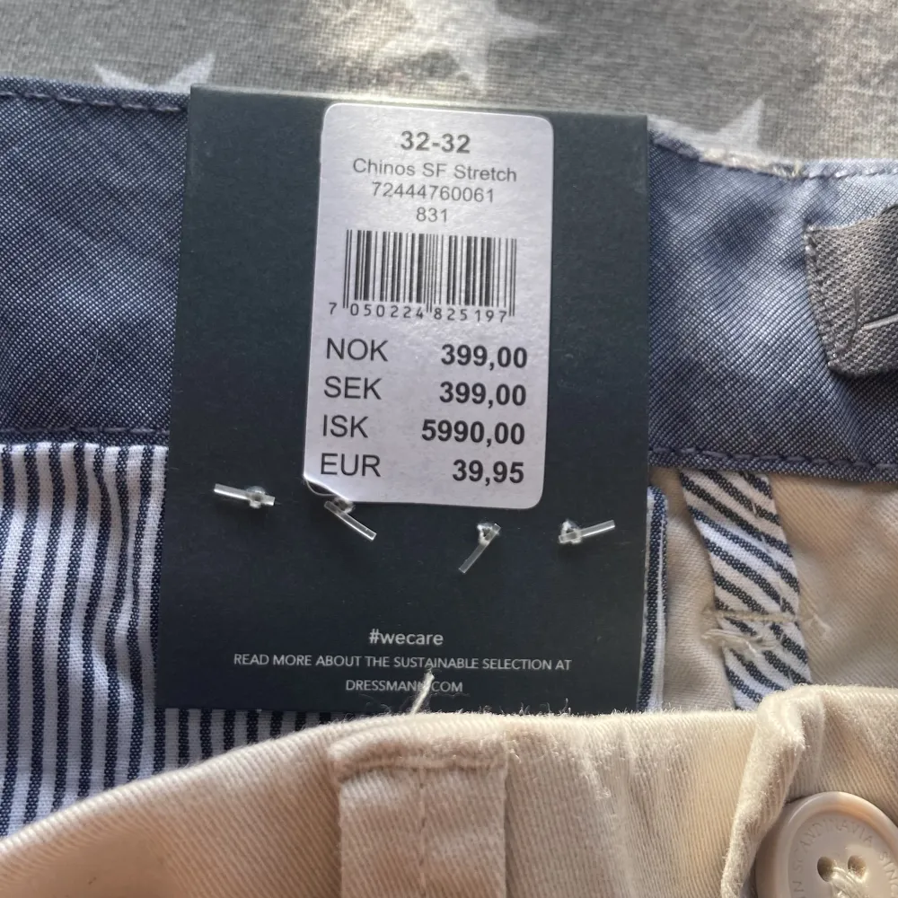 Nypris 399kr säljer för 300kr, har lappen kvar inte använda alls bara testade. Fina beiga chinos med fickor bak midwaist. Jeans & Byxor.