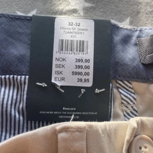 Kostymbyxor - Nypris 399kr säljer för 300kr, har lappen kvar inte använda alls bara testade. Fina beiga chinos med fickor bak midwaist