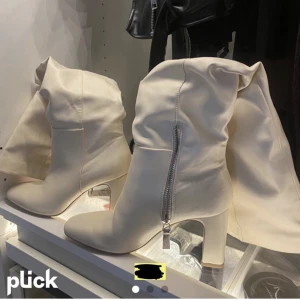 Knähöga boots från bershka  - Beiga knähöga boots från bershka och helt slutsålda på sidan! Köpta helt nya från en annan tjej på Plick, detta är även hennes bilder och har endast blivit testade🤍