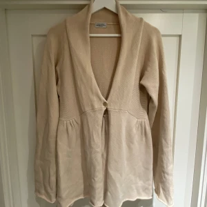 Kofta från Hunkydory - Beige kofta i lång modell från Hunkydory. 100% bommul. Storlek L. 
