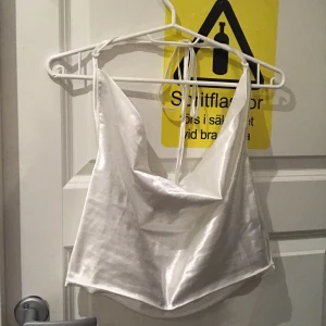 Linne - Säljer detta jätte fina sommar linne med öppen rygg då den aldrig kommer till användning, aldrig använd💗