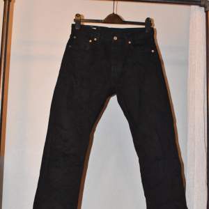 Svarta Levis jeans 501 Bra skick Storlek W30 L32 Nypris 1100kr