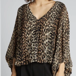 Ganni blus  - Blus från Ganni i storlek 34, är oversize i storlek. Har endast använt denna 2 gånger.