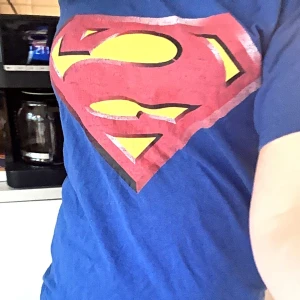 Superman tröja - Super snygg superman tröja i storlek s. Den är ganska gammal och trycket är inte i nyskick som man kan se på första bilden. Säljer för 50 + 39 frakt (pris kan diskuteras). Skriv priv för intresse och frågor.❣️