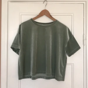 Ljusgrön cropped tröja  - I sammetsliknande material. Fint skick. 