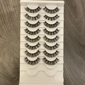 lösögonfransar  - 8 par lösögonfransar 😍 Super fina men lite för stora för min smak. Frakten kostar 30kr men nu under 29-30 januari är det fri frakt om ni köper genom appen!🙌🏻😍