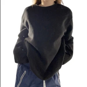 Svart sweatshirt - Fin och simpel svart sweatshirt utan luva🫶 mysigt material inne💕kontakta om ni har mer frågor!