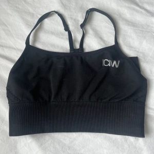 Tränings topp - Säljer denna träningsbh/topp från icaniwill, är i gott skick och har inte kommit till stor användning då den är lite för liten💕obs har även inlägg till den