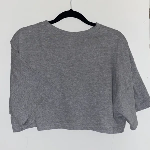 T-Shirt grå - 💕Säljer denna grå, korta och bredda t-shirtten. Köpt från HM med priset 50kr och säljer för 15kr. Har dock inga skador eller smutsfläckar på sig. Storlek-xs 💕