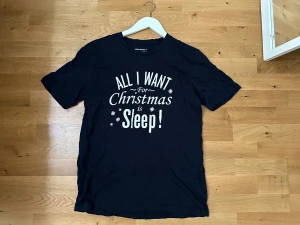 Hampton Republic t shirt - En fin jul t shirt 🎄 Aldrig använd😁 den är så gott som ny! Storlek: Medium Färg: Marinblå