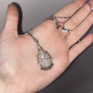 Bergkristall halsband - Egengjort halsband med riktig bergskvarts. Gjort med silverplaterad tråd! En av de mest universella kristaller du kan köpa och funkar jättebra till alla outfits. SÄLJS MED KEDJA!💕  Gå in på profilen för att hitta andra kristallsmycken. 