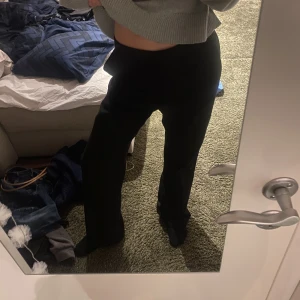 Lågmidjade kostymbyxor - Säljer mina kostymbyxor för de är för långa och lite för stora! Är själv 167 så skulle säga att någon över 170 hade dom passat! 