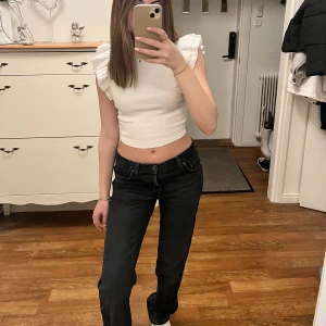 Lågmidjade jeans ASOS  - Jag säljer nu mina lådmidjade jeans, de är köpa på ASOS och endast använda ca 3 ggr. Mitt pris är 120kr + frakt 🤍